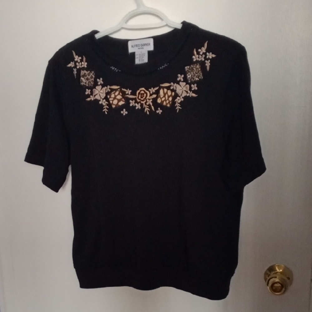 Vintage Pit To Pit 22.Alfred Dunner Black Top with Cream and Tan Floral Pattern
